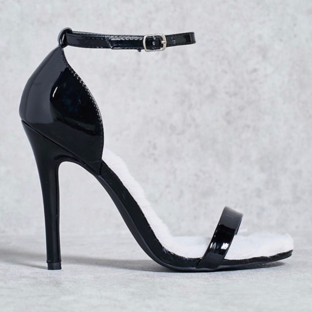 SALE BRAND NEW black fur insole linking stiletto patent leather heels size 7.5